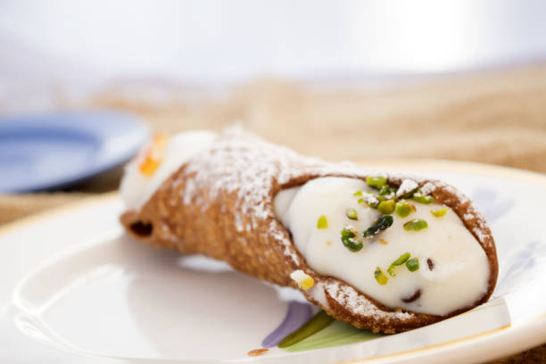 シチリアのカノロとリコッタクリーム - italian dessert ストックフォトと画像