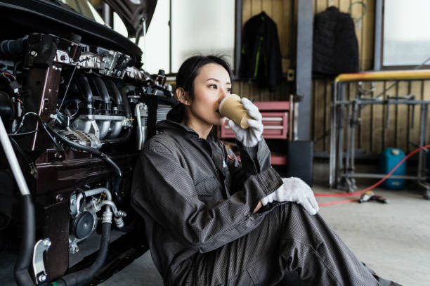 meccanico donna che riposa in un'officina automobilistica - independence business women manual worker foto e immagini stock