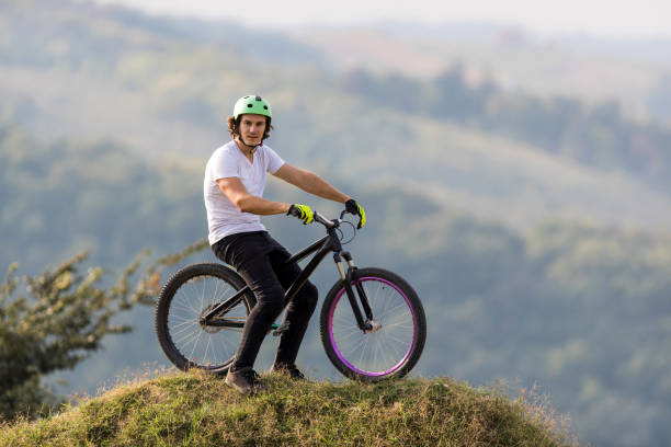 istock Man on mountain bicycle relaxing on top of hill. 669881770