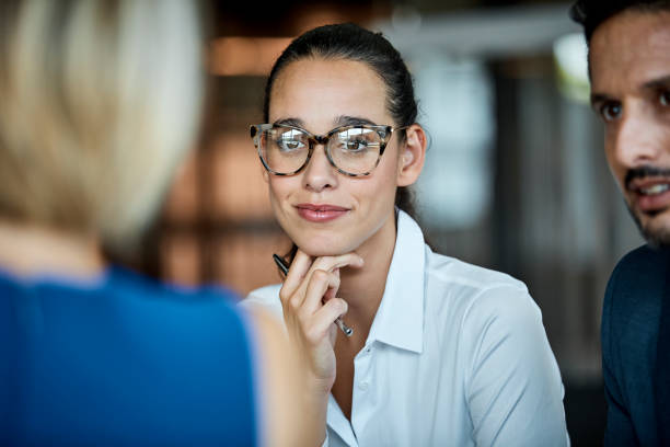 femme d’affaires confiant regardant collègue - thinking women businesswoman business photos et images de collection