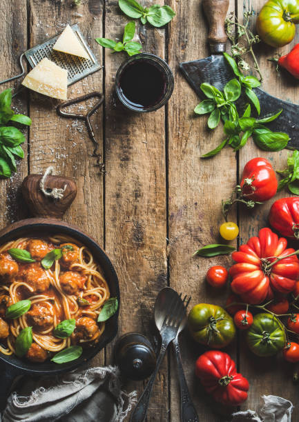 spaghetti de pâtes italiennes à la sauce tomate et boulettes de viande - heirloom cherry tomato photos et images de collection