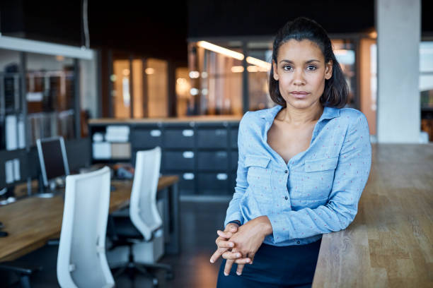 femme d’affaires confiant dans l’usine de textile - grave photos et images de collection