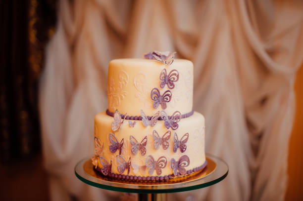 istock White wedding cake with flowers 669895524