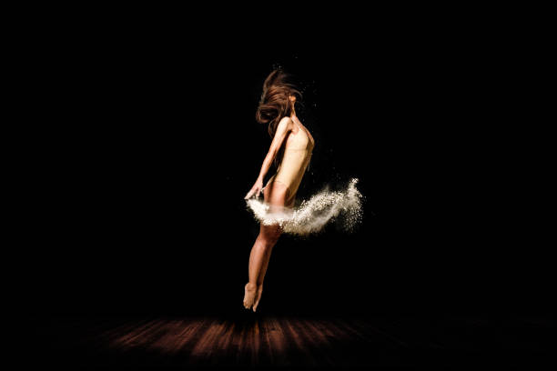 bella ballerina, ballando con polvere sul palco - centro di arti sceniche foto e immagini stock