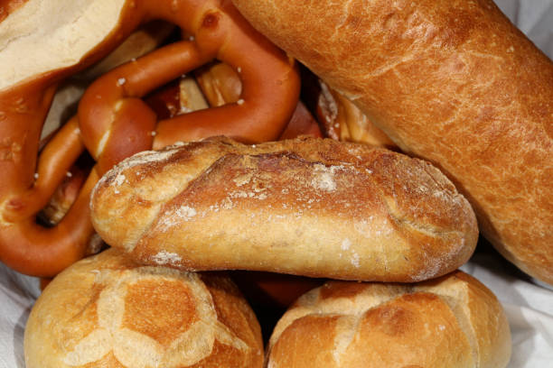 pretzel alemán y otro pan alemán - pretzel german culture food salt fotografías e imágenes de stock