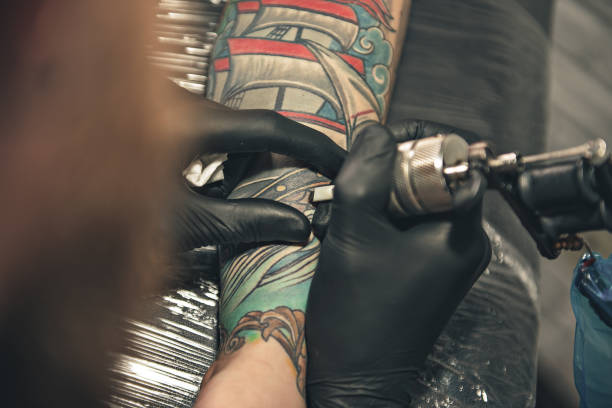istock Man drawing tattoo picture on hand 669911040