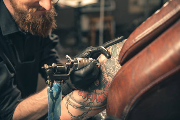 istock Tattoo machine doing image on hand of woman 669918818