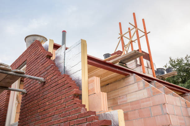 construcción de casa nueva con aislamiento - construction material material brick building activity fotografías e imágenes de stock