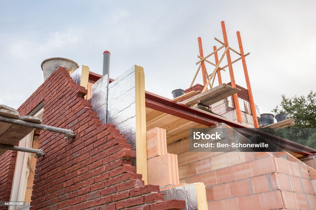 Bâtiment de construction de maison neuve avec isolation - Photo de Industrie du bâtiment libre de droits