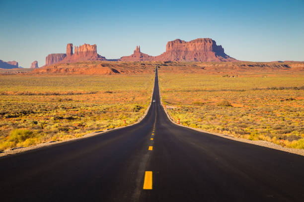 monument valley con u.s. highway 163 al tramonto, utah, usa - monument valley usa panoramic foto e immagini stock