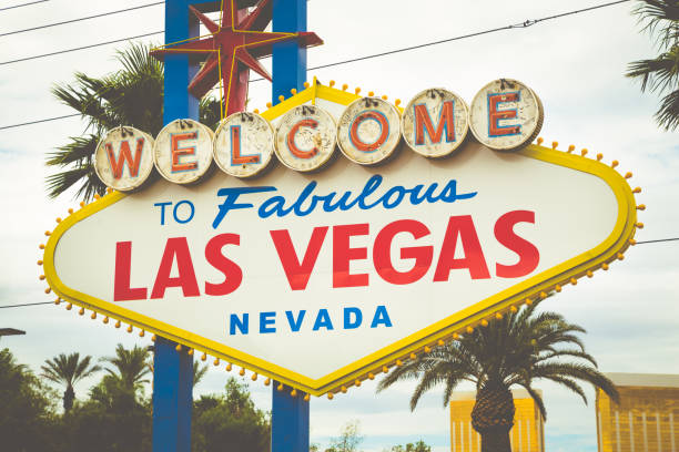 boa vinda ao sinal fabuloso de las vegas, tira de las vegas, nevada, eua - las vegas metropolitan area sign welcome to fabulous las vegas sign the las vegas strip - fotografias e filmes do acervo