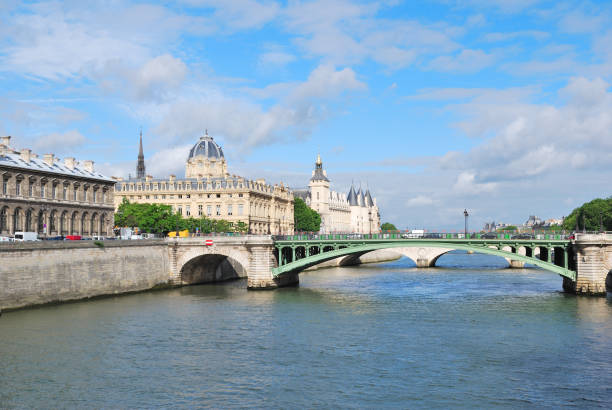istock Paris in the morning 669937804