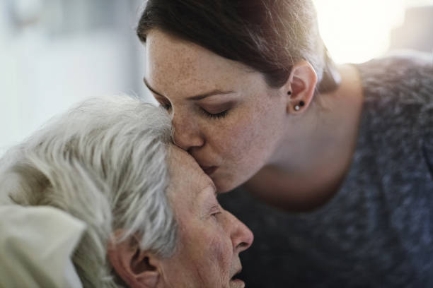 The love between a mother and daughter Shot of a daughter visiting her senior mother in hospital sick woman hospital bed stock pictures, royalty-free photos & images
