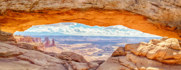 mesa arch bei sonnenaufgang, canyonlands national park, utah, usa - canyonlands national park utah mesa arch natural arch stock-fotos und bilder