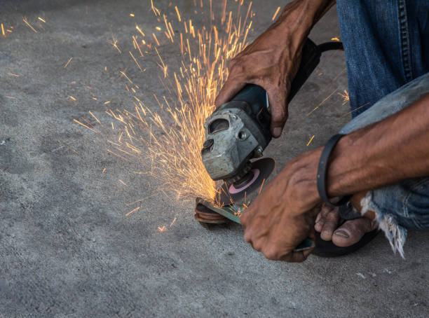 blacksmith uses a grinder that does sparks - vehicle door flash imagens e fotografias de stock