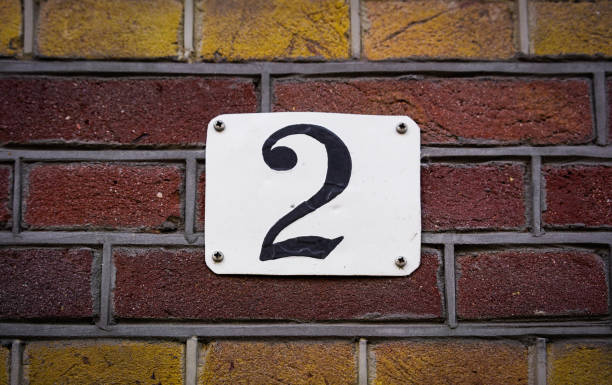 numero 2 - alphabet brick brick wall dirty foto e immagini stock