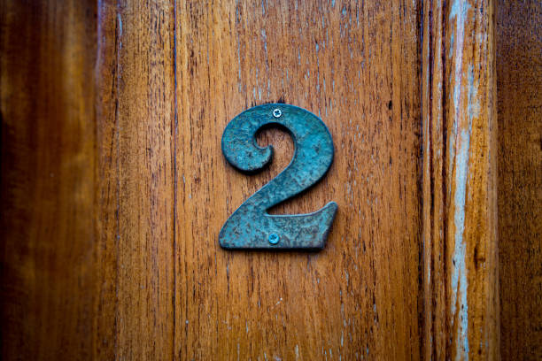 número 2 - house numbering fotografías e imágenes de stock