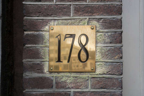 número 178 - alphabet brick brick wall dirty fotografías e imágenes de stock