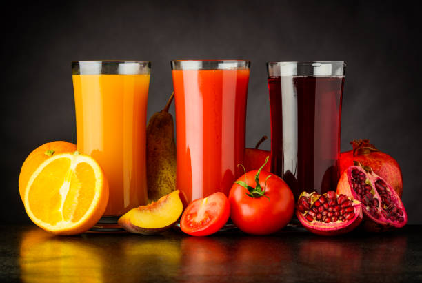 bebida de zumo de fruta fresca en vaso - juice vegetable fruit vegetable juice fotografías e imágenes de stock