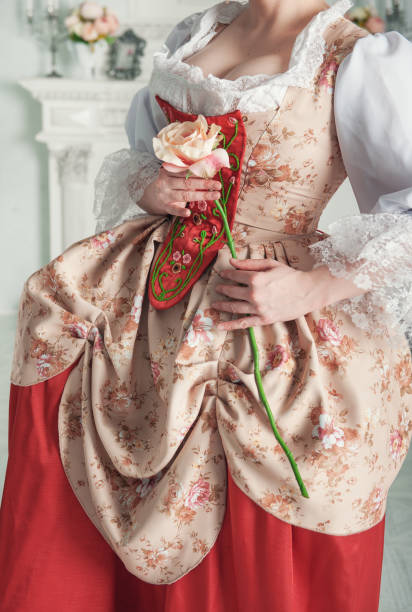 красивая женщина в средневековом платье с розовой розой - baroque style costume corset women стоковые фото и изображения