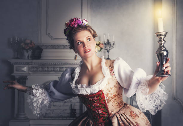 촛불 역사적인 중세 드레스의 아름다운 여성 - baroque style costume corset women 뉴스 사진 이미지