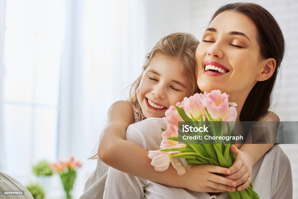 Tochter gratuliert Mutter - Lizenzfrei Mutter Stock-Foto