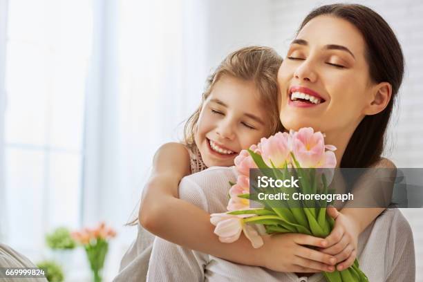 Tochter Gratuliert Mutter Stockfoto und mehr Bilder von Mutter - Mutter, Frauen, Blume