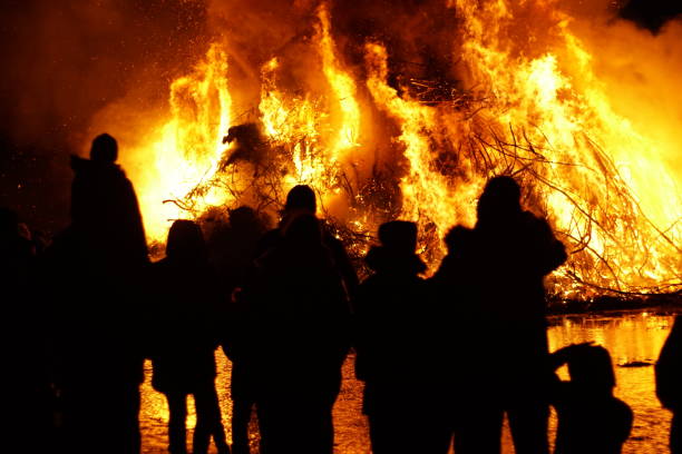 sylwetki ludzi przed ogniem wielkanocnym - walpurgis zdjęcia i obrazy z banku zdjęć