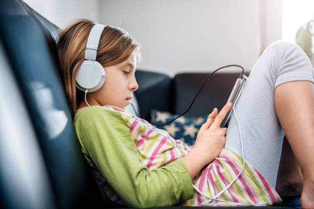 istock Girl using tablet and listening music 670003910