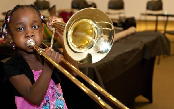 트롬본을 연주하는 흑인 소녀 - trombone 뉴스 사진 이미지