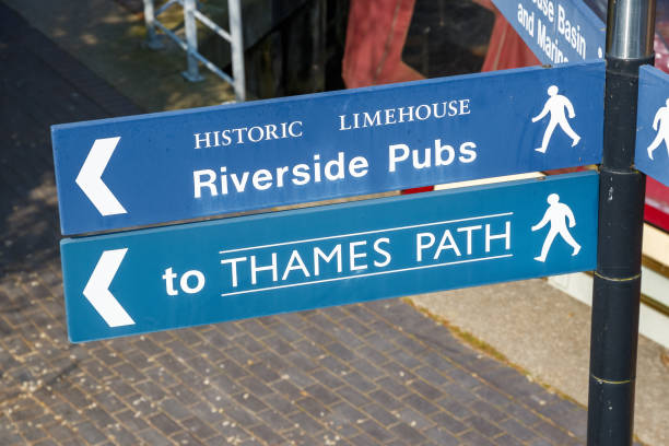 istock Riverside Pubs and Thames Path street sign 670023544