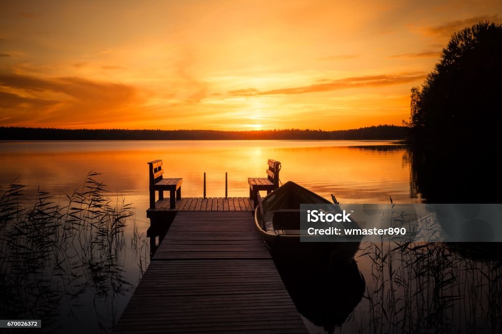Coucher de soleil sur le quai de pêche au bord du lac en Finlande - Photo de Lac libre de droits