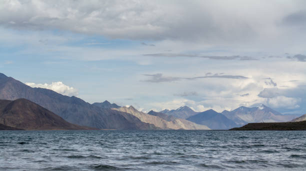 산 및 pangong 호수, leh ladakh, 인도 - 5509 뉴스 사진 이미지
