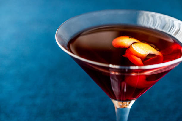 cocktail manhattan con buccia d'arancia. - manhattan foto e immagini stock