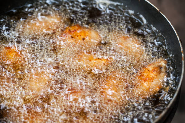 pollo fritos en una sartén - frito fotografías e imágenes de stock