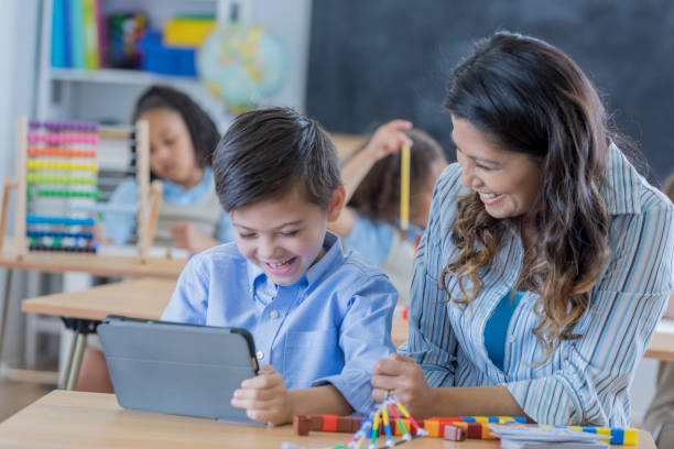 młody uczeń używa cyfrowego tabletu w klasie - teacher child preschool mathematics zdjęcia i obrazy z banku zdjęć