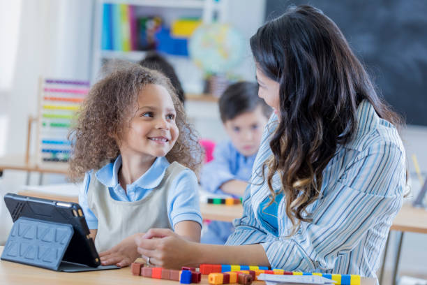 urocza uczennica używa cyfrowego tabletu w szkole - teacher child preschool mathematics zdjęcia i obrazy z banku zdjęć