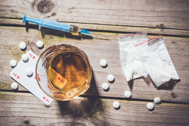 overhead shot of hard drugs and alcohol on wooden table. - 3846 imagens e fotografias de stock