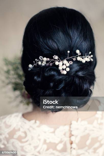 Braut Oder Prom Frisur Mit Weißen Perlen Hairdeco Auf Schwarzem Haar Stockfoto und mehr Bilder von Braut