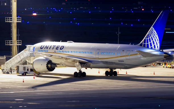 Boeing 787-8 Dreamliner of United Airlines parked at Guarulhos International Airport, Sao Paulo Brazil at night. Boeing 787-8 Dreamliner of United Airlines parked at Guarulhos International Airport, Sao Paulo Brazil at night. guarulhos photos stock pictures, royalty-free photos & images