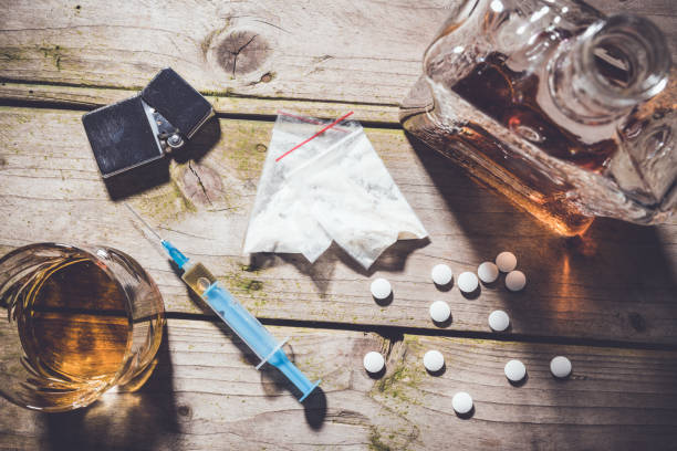 kuvapankkikuvat ja rojaltivapaat kuvat aiheesta kovilla huumeilla ja alkoholilla puupöydällä. - substance abuse