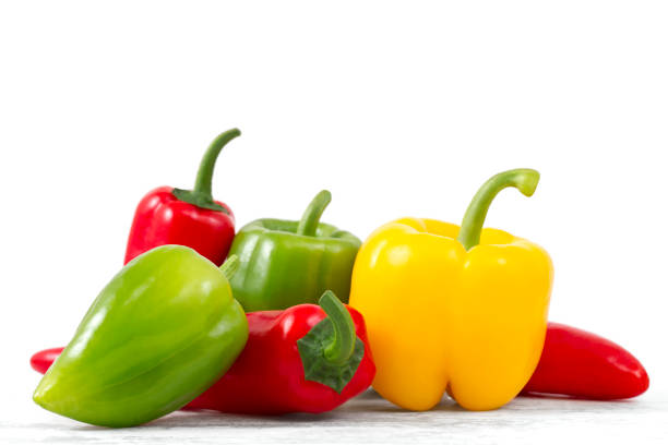 bell peppers en la mesa de cocina - mixed pepper fotografías e imágenes de stock