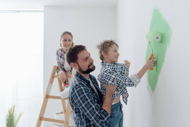 famiglia che dipinge una stanza insieme - home addition home improvement paint decorating foto e immagini stock