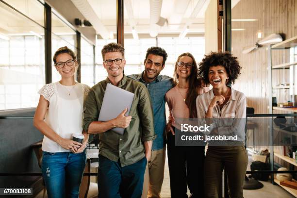 Team Aziendale Creativo Che Ride Insieme - Fotografie stock e altre immagini di Lavoro di squadra - Lavoro di squadra, Giovane adulto, Lavorare