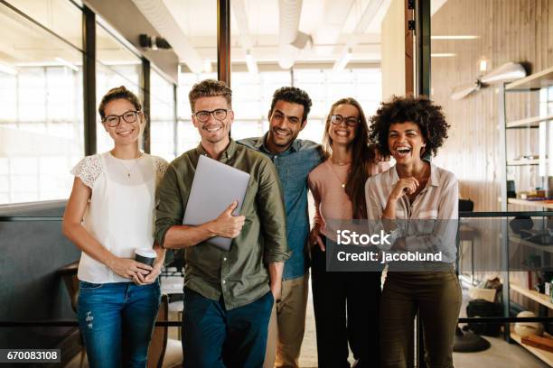 Creatieve Business Team Samen Lachen Stockfoto en meer beelden van Teamwerk - Teamwerk, Jong volwassen, Werken