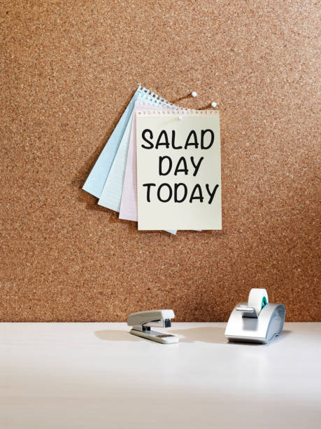 "salat tag heute" notiz - today blackboard text letter stock-fotos und bilder