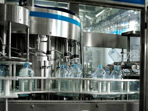 фабрика по розливу воды - bottling plant bottle filling production line стоковые фото и изображения