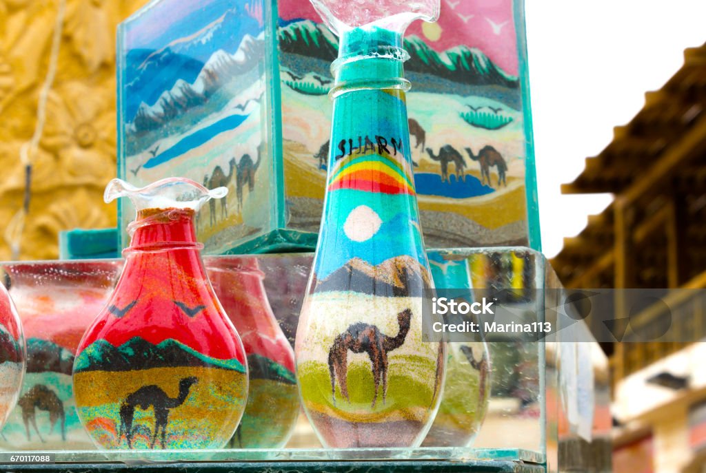 Bottiglie Decorative In Vetro Con Sabbia Colorata Allinterno - Fotografie  stock e altre immagini di Cultura egiziana - iStock