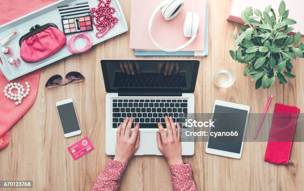 Blogger De Moda Foto de stock y más banco de imágenes de Moda - Moda, Bloguear, Belleza