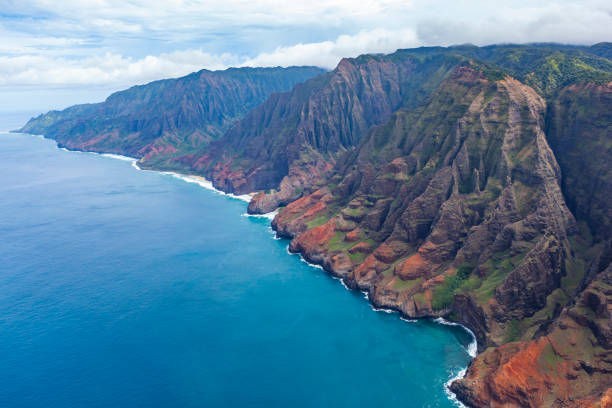 istock na pali coast kauai island, hawaii islands 670127694